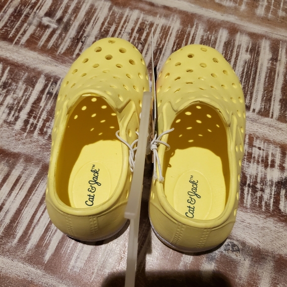 NWT. Cat & Jack slip on shoes. Yellow, toddler size 5 - Picture 2 of 3